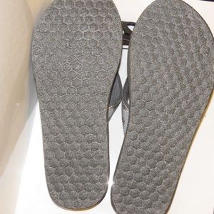 time and tru comfort sole flip flops